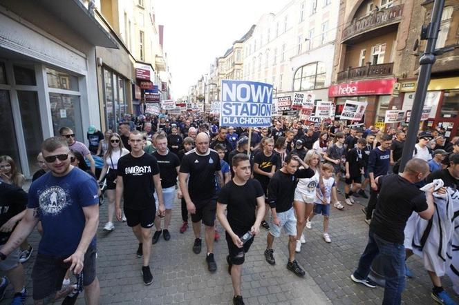 Czarna manifestacja kibiców Ruchu Chorzów