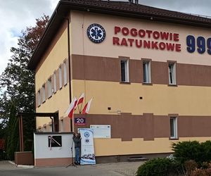 Biała Podlaska. Odsłonięcie tablicy poświęconej ratownikowi medycznemu. 64-latek został śmiertelnie dźgnięty nożem na służbie [ZDJĘCIA]