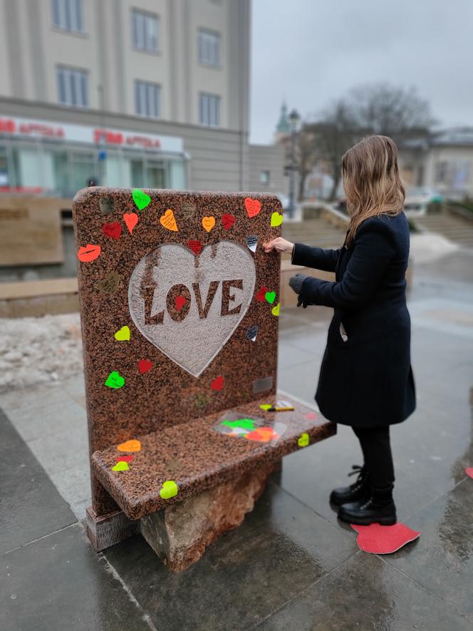 Walentynkowa rzeźba na Placu Artystów w Kielcach