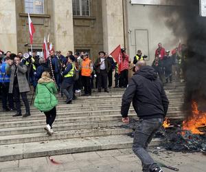 Protest rolników we Wrocławiu. Strajk wymyka się spod kontroli. Urząd Wojewódzki obrzucany jajkami