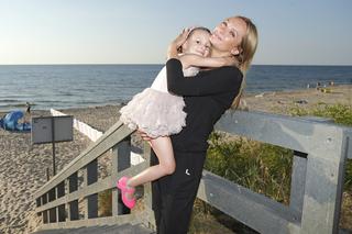 M jak miłość. Dominika Łakomska pochwaliła się córką w Międzyzdrojach. Teresa z M jak miłość z Jaśminą na plaży