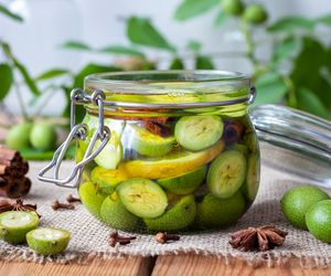 Orzechówka: jak zrobić nalewkę na młodych orzechach? [przepis]