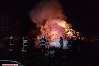 Płonęła stodoła. Z ogniem walczyło pięć zastępów straży pożarnej [FOTO]