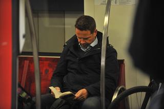 Trzaskowski przyjechał metrem do pracy. Co prezydent Warszawy czyta w czasie podróży? ZDJĘCIA