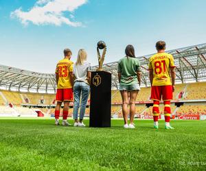 Jagiellonia Białystok zaprezentowała stroje na sezon 2024/25