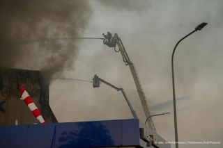 Pożar akumulatorowni na poddaszu zakładu przetwórstwa drobiu w Kawle