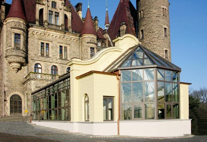 Metamorfoza Zamku w Mosznej. Z sanatorium w bajkowy hotel - tak przez lata zmieniał się jeden z najbardziej czarujących budynków w Polsce