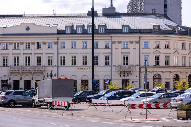 Prace przy zazielenianiu pl. Bankowego w Warszawie