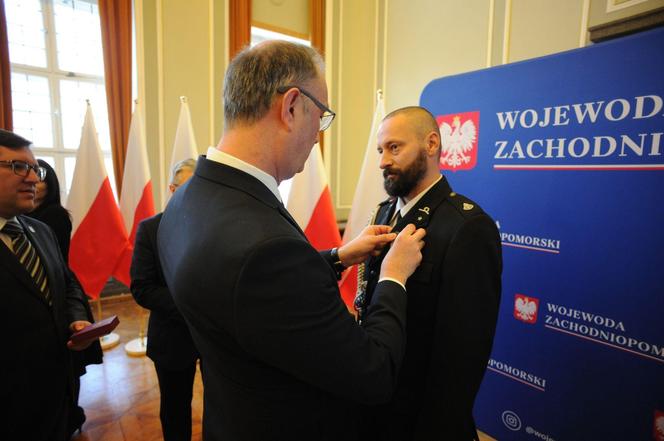 Z narażeniem życia ratował tonącą dziewczynkę. Strażak-ochotnik odznaczony medalem