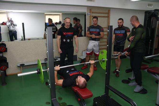 Z tymi policjantami lepiej NIE ZADZIERAJ! Nie uwierzysz ile razy potrafią podnieść sztangę 