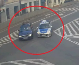 Kierowca zatrzymał policjantów na środku ulicy! W aucie było nieprzytomne niemowlę [WIDEO]