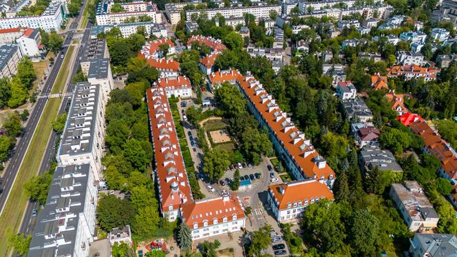 Osiedle Wyspiańskiego w Warszawie - zdjęcia. Z góry wygląda jak wielki wykrzyknik