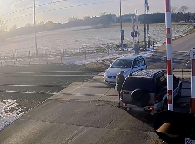 Sekundy dzieliły kierowców od tragedii. Odholowywali zepsute auto z torów po zamknięciu szlabanów