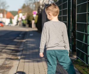 3-latek uciekł z przedszkola. Ubrał buciki, kurtkę otworzył drzwi i ruszył w kierunku domu