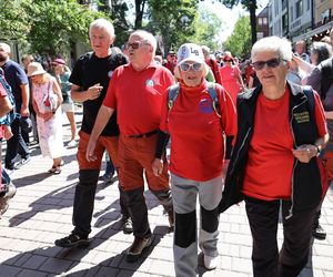 150-lecie przewodnictwa tatrzańskiego. Przemarsz przewodników po Krupówkach w Zakopanem