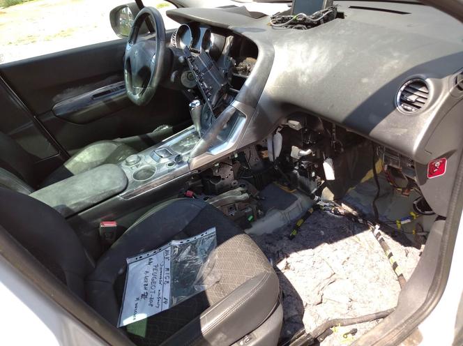 Peugeot 3008  1.6– wnętrze kabiny intensywnie zabrudzone pyłem daktyloskopijnym