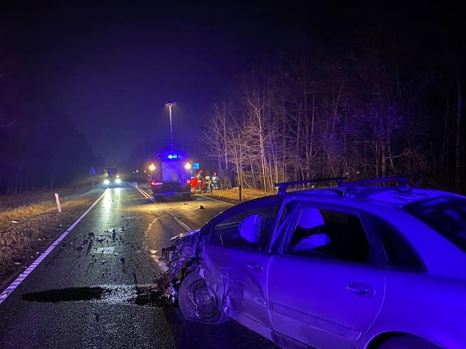 Poważny wypadek na "trasie śmierci" w Cierpicach. Auto dachowało, cztery osoby w szpitalu