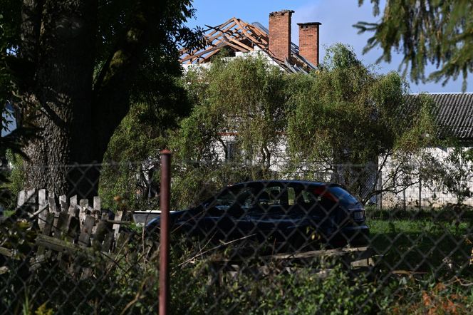 Zniszczony przez drona dach budynku mieszkalnego w miejscowości Wyryki
