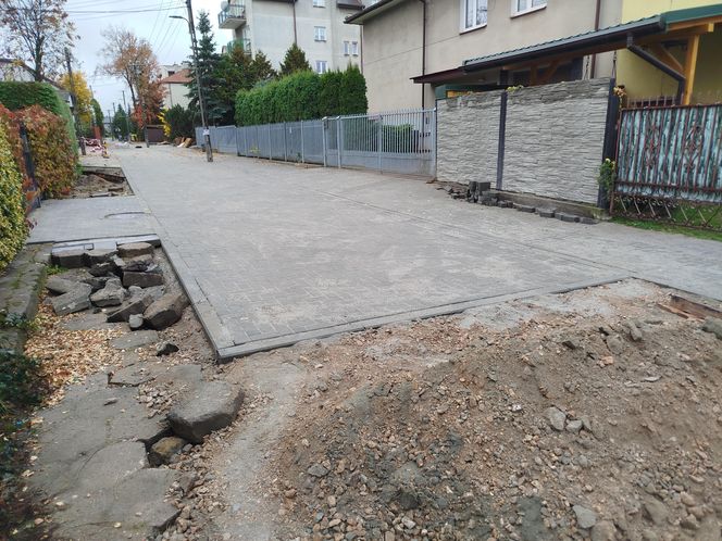 Kończy się remont, a właściwie budowa z kostki ulicy Fabrycznej w Siedlcach