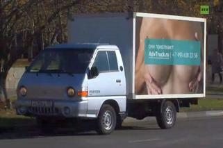 Jeżdżąca reklama piersi przyczyną ponad 500 wypadków! - WIDEO