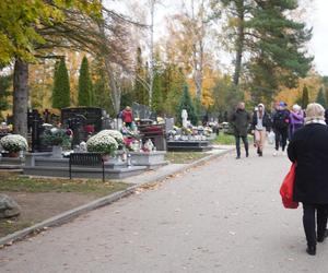 Tłumy na cmentarzu przy ul. Poprzecznej. Olsztynianie odwiedzają groby bliskich [ZDJĘCIA]