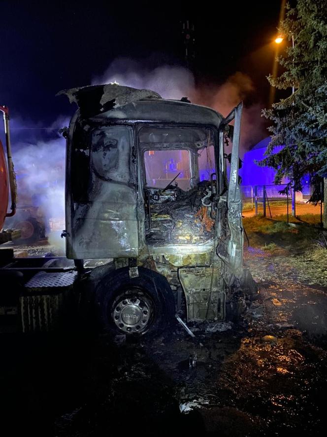 Pożar ciężarówki pod Bydgoszczą! Z pojazdu praktycznie nic nie zostało [ZDJĘCIA]