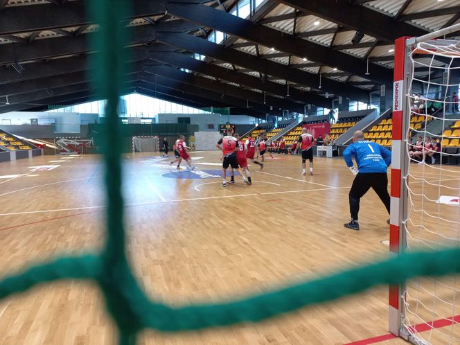 Na co dzień ratują, a dziś grają. Strażacka rywalizacja na parkiecie w Lesznie