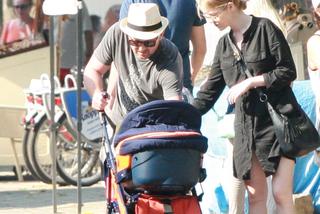 ANDRZEJ CHYRA I PAULINA JAROSZEWICZ Z SYNKIEM NA PLAŻY