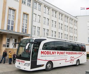 Ambulans RCKiK czeka na krwiodawców