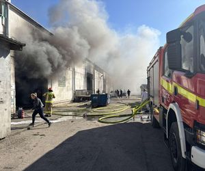 Pożar hali w Nowym Dworze Mazowieckim. Jedna osoba poparzona. Pilna ewakuacja pracowników