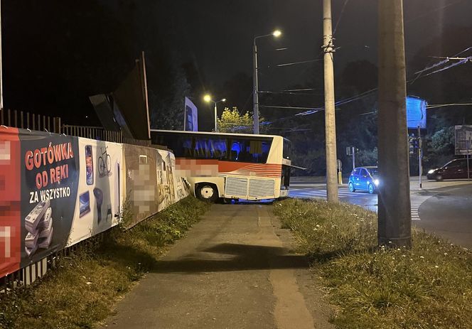 Autokar wjechał w targowisko.