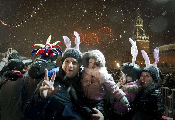 Sylwester 2010: Tysiące ludzi przywitało Nowy Rok na ulicach ZDJĘCIA!