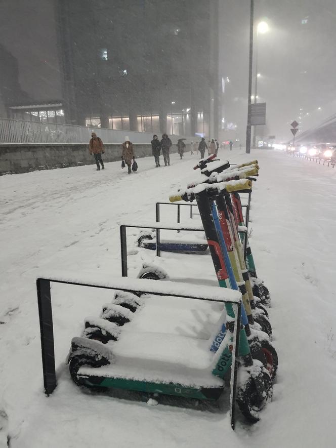 Potężna śnieżyca sparaliżowała Warszawę! Tony śniegu przykryły ulice