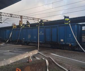 Pożar węgla na wagonach w Laskowicach! Akcja gaśnicza trwa kilka godzin [ZDJĘCIA]