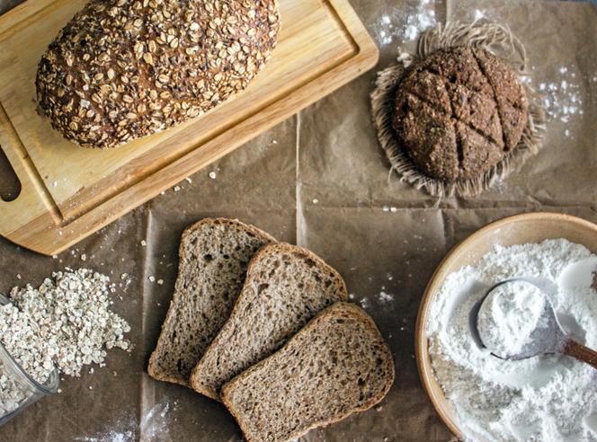 Jak upiec chleb na zakwasie z płatkami owsianymi? Sprawdzony przepis