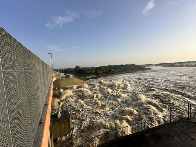 Powódź w Nysie. Wał przy Wyspiańskiego uszczelniony