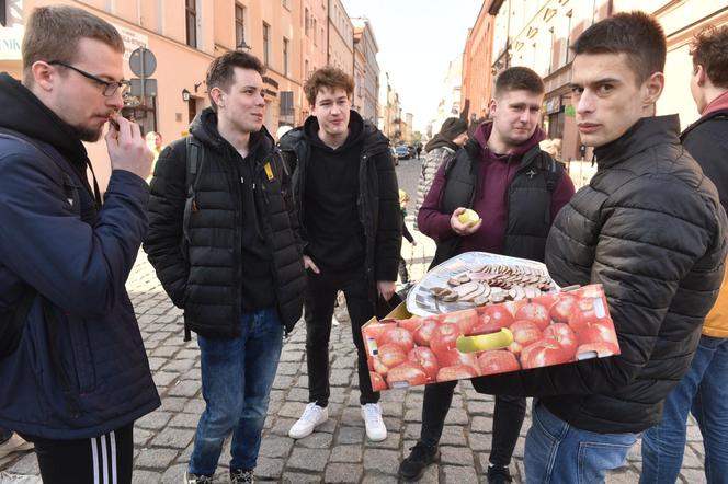 Rolnicy "strajkowali" częstując tym, co mają najlepsze! Mieszkańcy byli w szoku