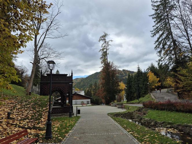 To jedno z najstarszych polskich uzdrowisk najpiękniej wygląda jesienią. Kurowali się w nim Sienkiewicz, Prus, Matejko i Konopnicka