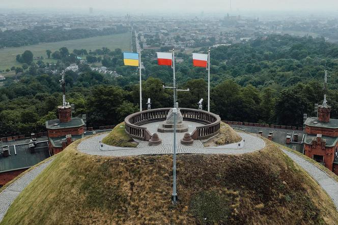 Kraków. Flaga Ukrainy wróciła na Kopiec Kościuszki. Nie niszczy się symboli