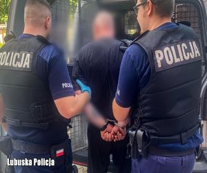 Znieważył i uszkodził flagi państwowe. 58-latek usłyszał zarzuty