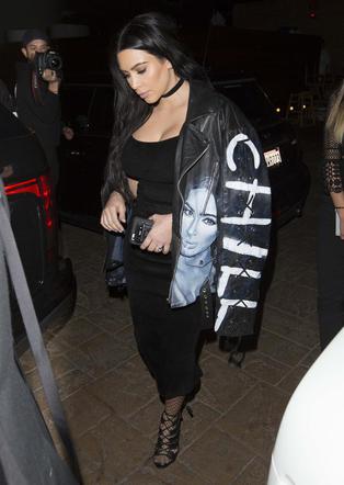 Kim Kardashian w kurtce z własną podobizną