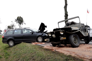 Zabytkowy Jeep zderzył się z Passatem. Kierowca wyleciał z pojazdu [WIDEO]