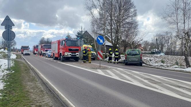 Kraksa pod Tarnowem. Wypadł z jezdni i rozbił peugeota o przydrożne drzewo