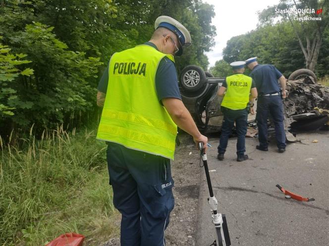 Tragedia pod Częstochową. Nie żyje 39-letni kierowca, jego brat walczy o życie w szpitalu