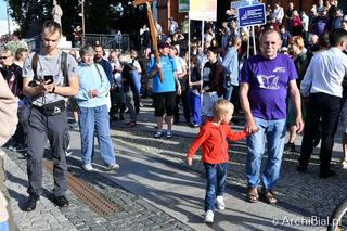 W miniony weekend prawie 200 pielgrzymów wyruszyło pieszo na Jasną Górę. Trasa pielgrzymki liczy 480 km. Pątnicy przejdą ją w ciągu dwóch tygodni. 