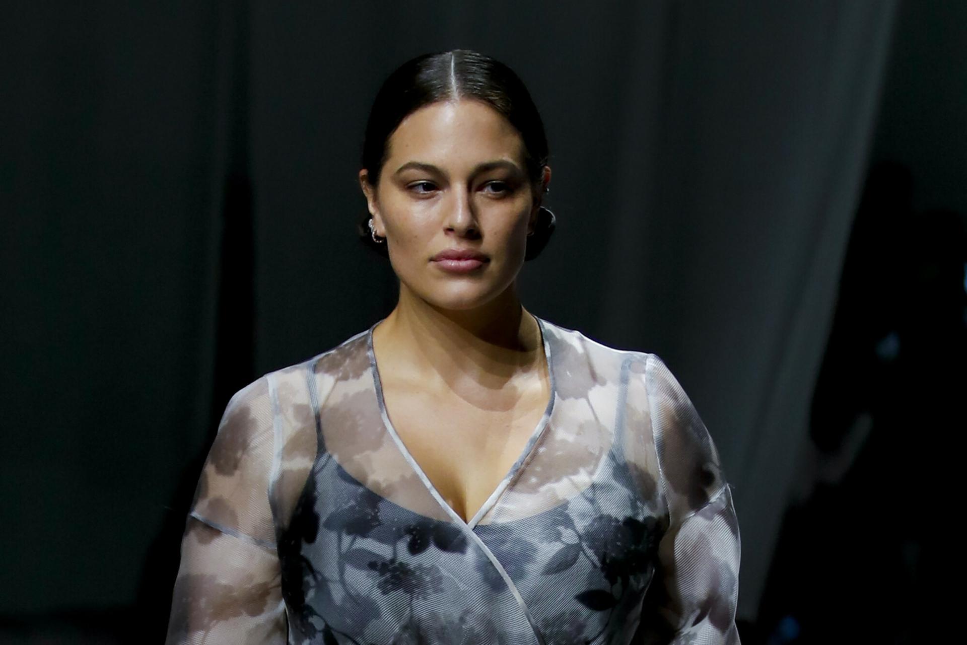 NAGA Ashley Graham chwali się ciążowym brzuszkiem. Który to miesiąc? -  ESKA.pl