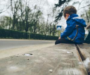 Porzucony chłopiec płakał na stacji benzynowej. Policjanci ruszyli w pościg