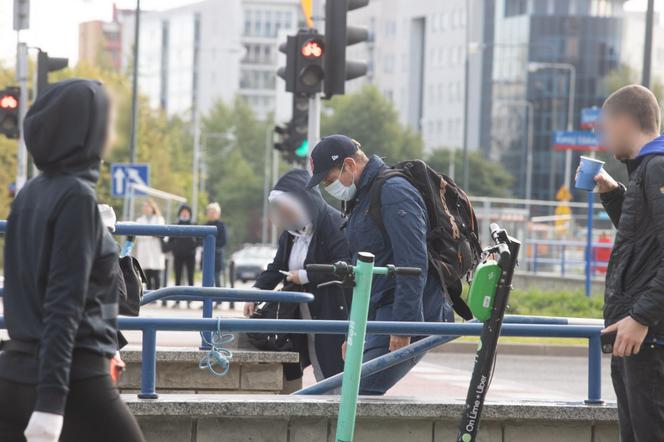 Prezydent schodzi do metra. - Żadna nowina, często nim jeżdżę. Ale o Dniu bez Samochodu nie zapominam - mówi nam Rafał Trzaskowski
