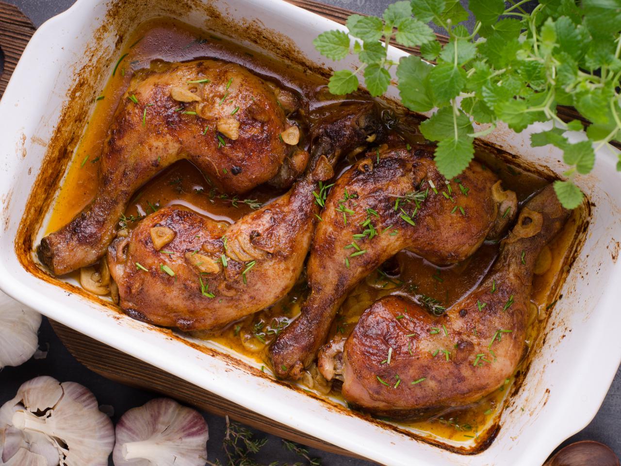 Maślankowe nóżki kurczaka: łatwy przepis na pieczone udka lub pałki