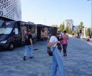 Festiwal Food Trucków w Olsztynie. Pod halą Urania można zjeść dania z kuchni całego świata [ZDJĘCIA]